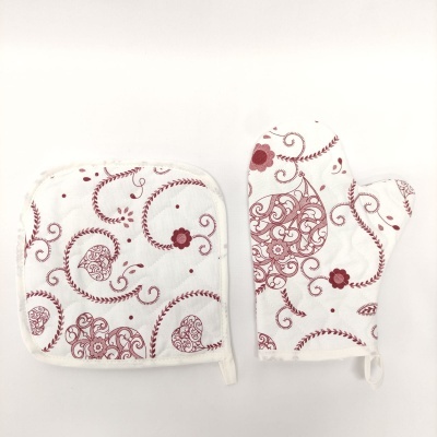 Conjunto branco de uma pega para forno e descanso de panela com padrão vermelho de corações e flores
