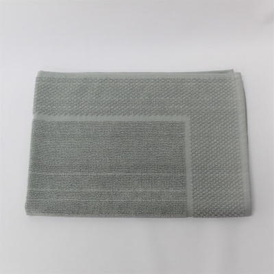 Toalha de banho cinzenta clara dobrada com textura variada