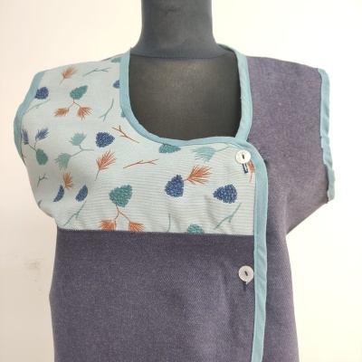 Vestido ou roupão azul escuro com parte superior floral e botões brancos