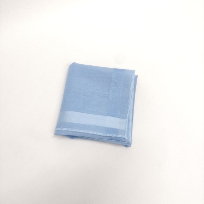 Pano azul claro dobrado sobre fundo branco