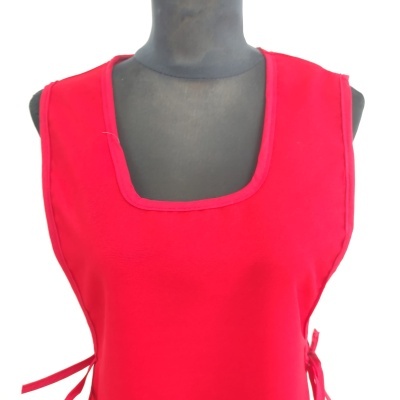 Vestido vermelho com decote quadrado e fitas laterais num manequim preto