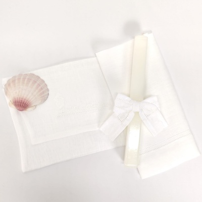 Conjunto toalha branca com vela e concha decorativa