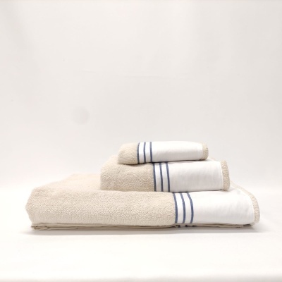 Conjunto de toalhas bege com faixas brancas e linhas azuis