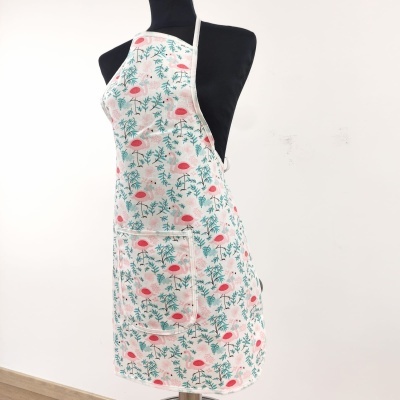 Avental de cozinha branco com padrão floral vermelho e verde num manequim preto