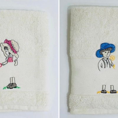 Duas toalhas brancas de algodão com bordados vintage lado a lado