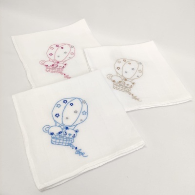Toalhas brancas com bordados de balões de ar quente e ursinhos coloridos