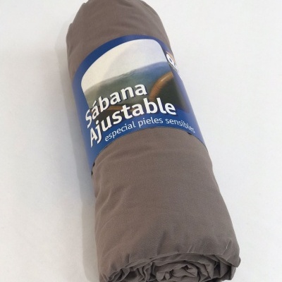 Colchão ajustável cinzento enrolado com etiqueta azul e texto branco