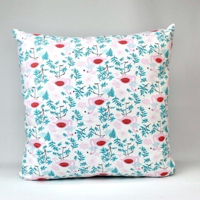 Almofada quadrada com padrão de coelhos cor-de-rosa e flores vermelhas