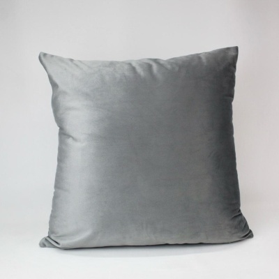 Almofada quadrada cinzenta de tecido macio