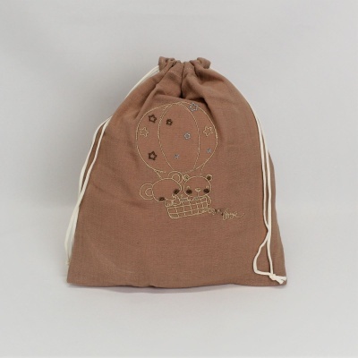 Mochila saco castanha com bordado de balão e animais