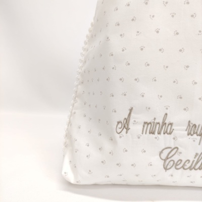 Mala branca com padrão de patas e bordado castanho