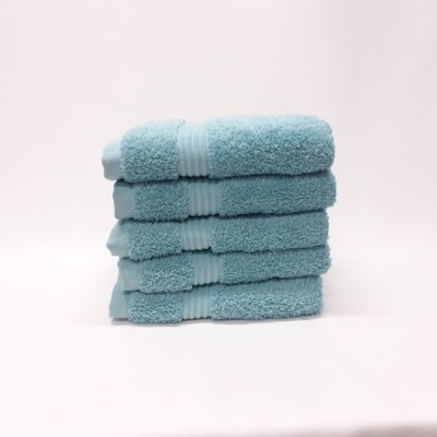 Conjunto de quatro toalhas de banho azuis empilhadas