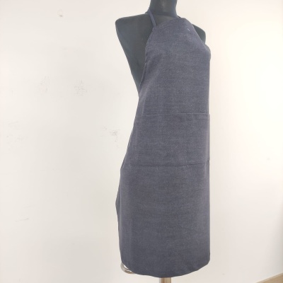 Avental de cozinha cinzento escuro em manequim preto