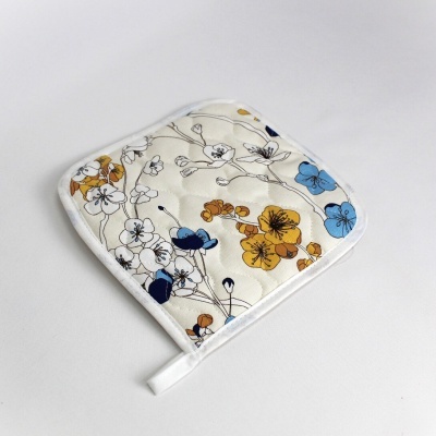 Pega de cozinha quadrada com padrão floral em azul, amarelo e branco