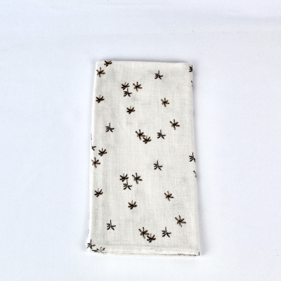 Guardanapo branco com padrão de formigas pretas