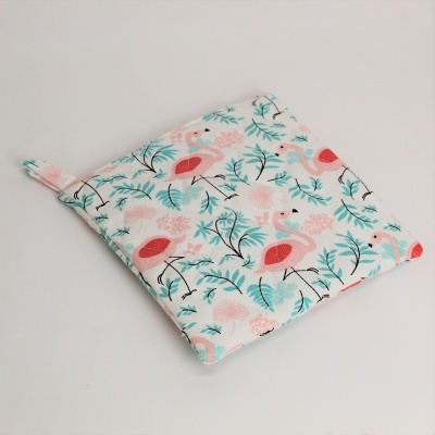 Pega-luvas em tecido branco com padrão de flamingos cor-de-rosa e folhas verdes e cor-de-rosa