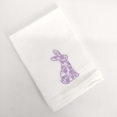 Toalha branca com bordado de coelho lilás