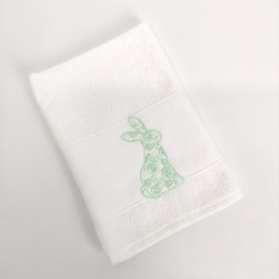 Toalha branca com bordado de coelho verde
