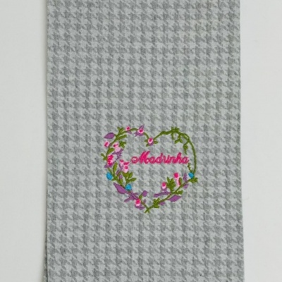 toalha cinzenta pied-de-poule com bordado de coração e palavra Madrinha