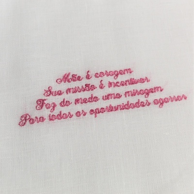 Tecido branco com bordado de texto em linha rosa