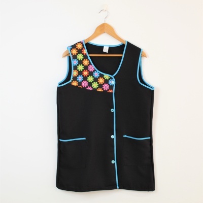 Colete preto com bordas azuis e flores coloridas na parte superior esquerda