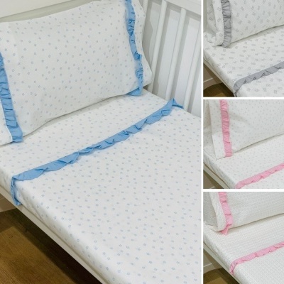 Conjunto de roupa de cama para bebé em azul, cinza e rosa com folhos