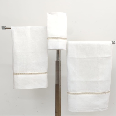 Conjunto de três toalhas brancas com faixa bordada em cordão cru