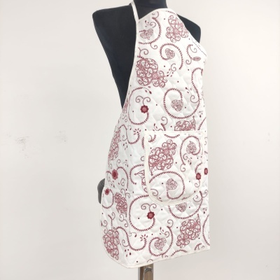 Avental branco com padrão floral vermelho em manequim preto