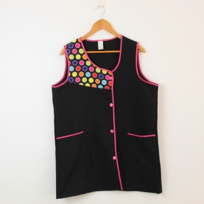 Casaco feminino preto com círculos coloridos e detalhes rosa pendurado em cabide