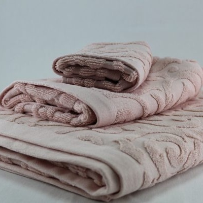 Toalhas rosas claras com padrão em relevo empilhadas
