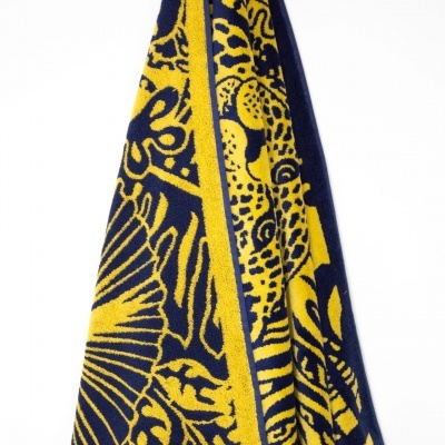 Toalha azul escuro com padrão floral amarelo pendurada num fundo branco