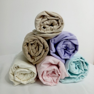 Seis tecidos enrolados de várias cores em fundo branco