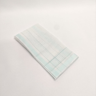 Lenço de bolso branco com riscas azuis claras