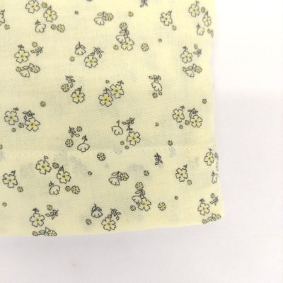 tecido amarelo com padrão floral pequeno