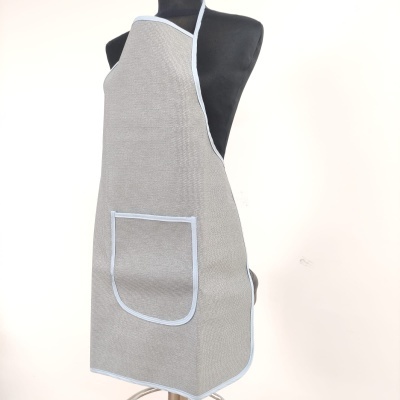 Avental cinzento com bolso branco num manequim preto