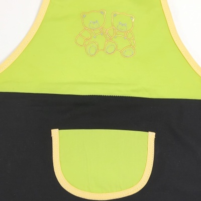 Avental verde e preto com bolso e bordado de ursos