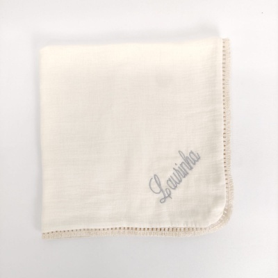 Toalhete branco quadrado com bordado Laura e borda em crochê