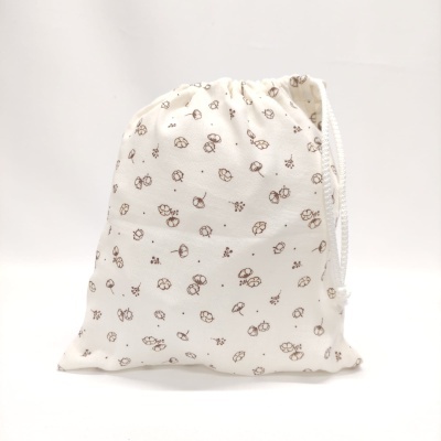 Saco de tecido branco com padrão floral castanho e cordão branco