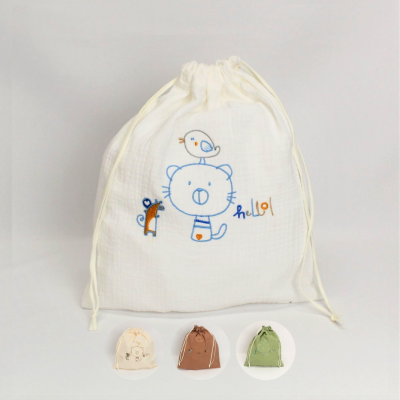 Saco de tecido branco com bordado de gato, passarinho e rato com a palavra hello