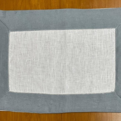 Toalhete rectangular com centro branco e bordadura cinzenta