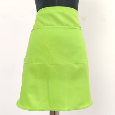 Saia curta verde fluorescente em manequim preto