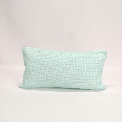Almofada retangular verde água com padrão de quadrados