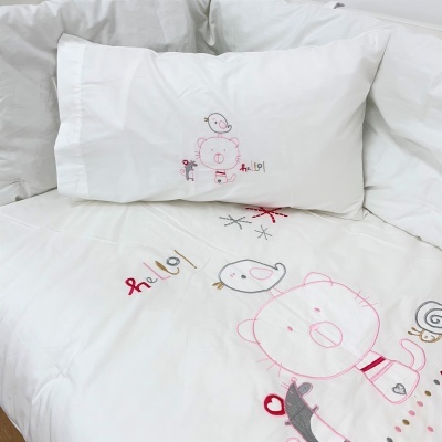 Colcha branca infantil bordada com ursos e pássaros coloridos e almofada a combinar