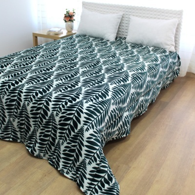 Cobertor de cama com padrão verde e branco, cama dupla, cabeceira e almofadas brancas, ambiente interior