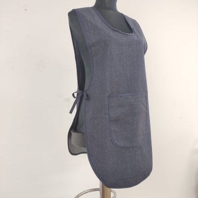 Avental azul escuro com bolso grande frontal e amarras laterais num manequim