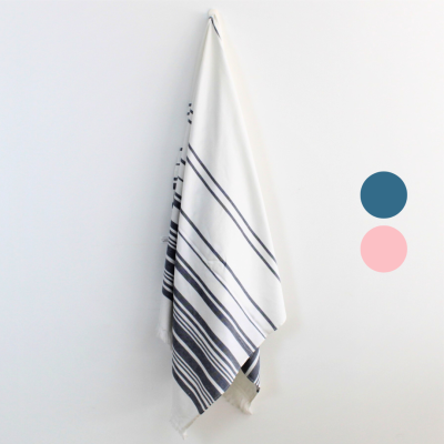 Pano branco com riscas azuis pendurado na parede