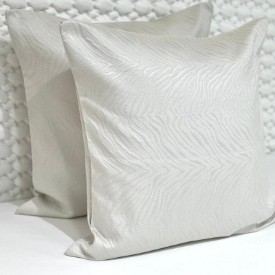 Duas almofadas brancas com padrão texturizado