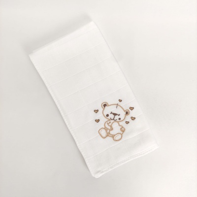 Fralda branca para bebé com bordado de urso e corações castanhos