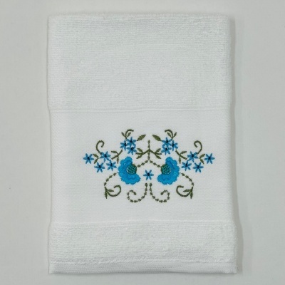 Toalha branca com bordado floral azul e verde