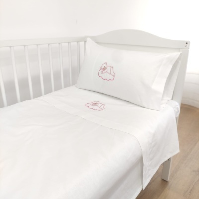 Jogo de cama branco para berço com bordado rosa de bebé deitado.